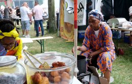 Unbedingt probieren! Mikate – frittierte süße Teigbällchen | Foto: Lasse Falter