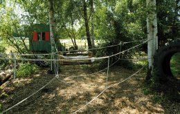 Bauwagen und Niedrigseilgarten bei Gut Poch | Foto: Lasse Falter