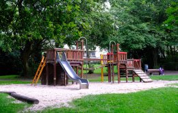 Kronenberg_Spielplatz_Holzgeraete_FotoLasseFalter