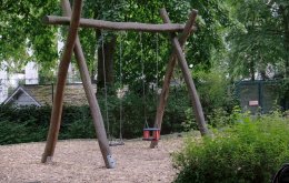 Stadtpark-Passstraße-Babyschaukel