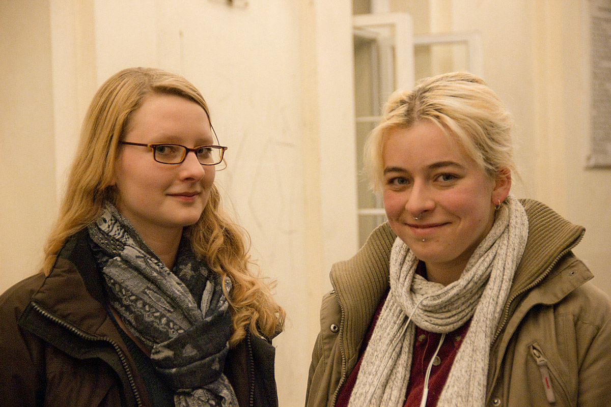 Bei der Infoveranstaltung im SuperC: Rebeccas Erdkunde-LK ist großteils für die Campusbahn. Kritisch sieht der Kurs z. B., dass derzeit nur eine Linie geplant ist. Lisa (rechts) arbeitet neben der Schule bei der Lebenshilfe. Sie hat Schwierigkeiten, mit den Behinderten überfüllte Busse zu besteigen, und wünscht sich die Campusbahn.
