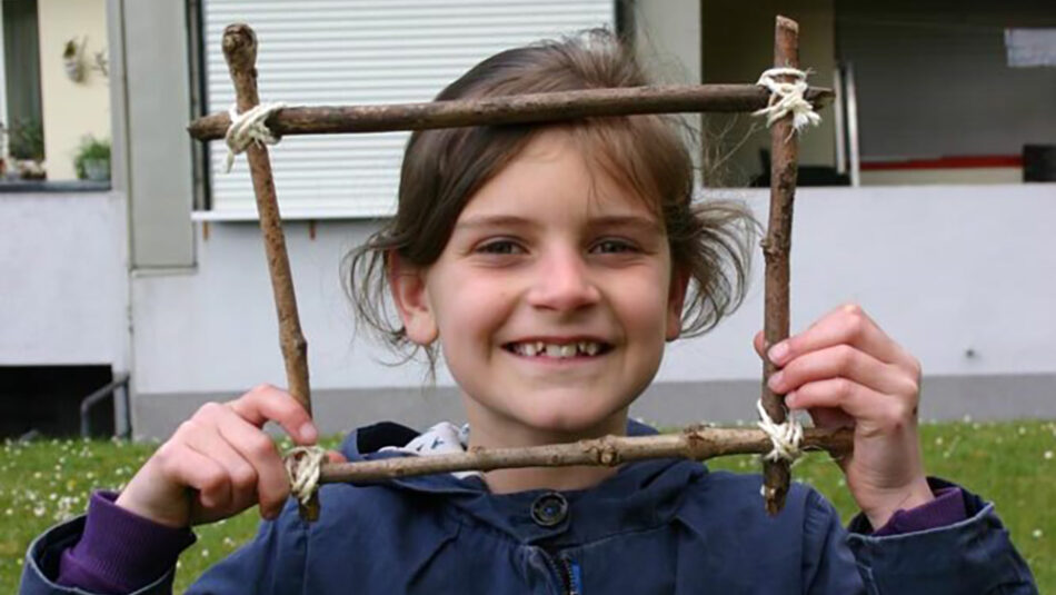 Die Vorstellung, in den Ferien zu Hause zu hocken, während die anderen die schönsten Länder der Welt bereisen, ist erst mal gar nicht so toll. Bei näherer Betrachtung muss ein Urlaub zu Hause aber weder öde noch grau ausfallen und kann dabei sogar für alle erholsam sein. Wir haben für alle Daheim-Urlauber kreative Ideen und Tipps zusammengestellt – zum Kochen, Basteln, Spielen und Unternehmen.