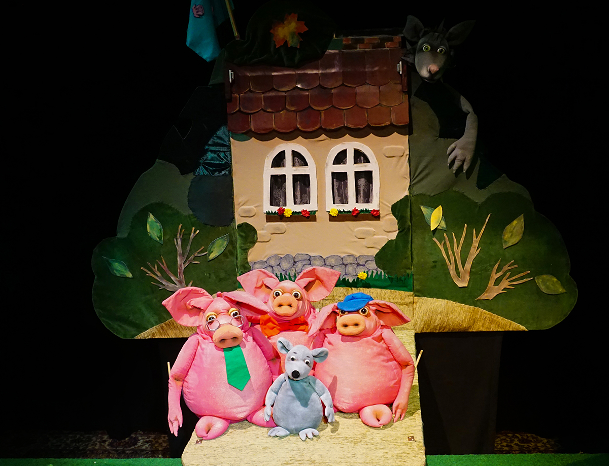 Mit liebevoll gestalteten Puppen und viel Witz erzählt das Jurakowa-Projekt den Klassiker „Die drei kleinen Schweinchen“. Gespielt wird das Stück von Tatjana Jurakowa und Waldemar Faber. Wir haben uns die zweite Aufführung angeschaut.