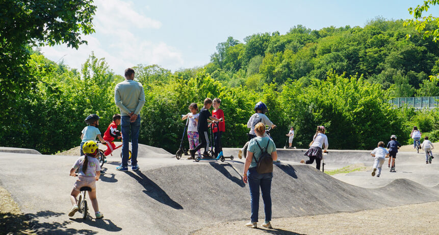 Pumptracks gibt es nicht viele in unserer Region. Im Frühjahr 2026 wurde so eine Anlage im West-Park in Eschweiler eingeweiht. Das Projekt ist Teil der „Spielelandschaft Inde“. Was auf dem Gelände geboten wird, erfahrt ihr hier.