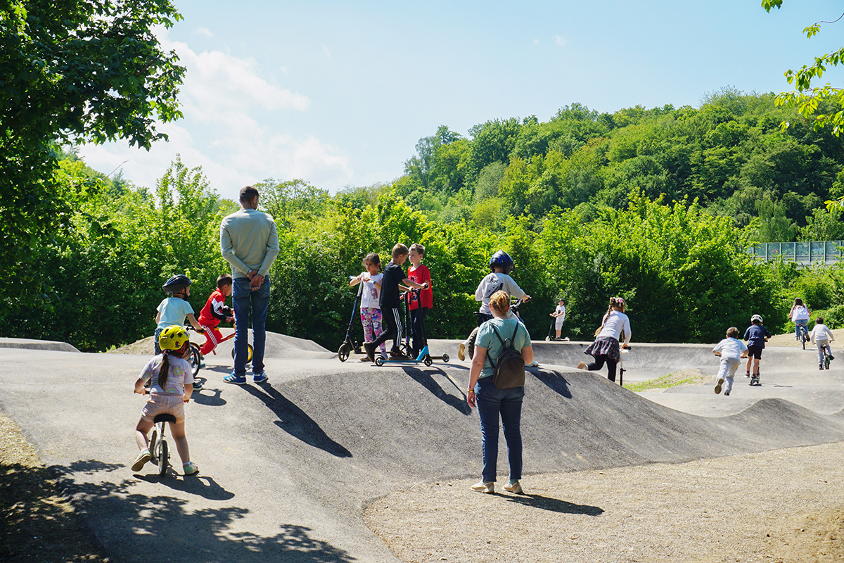 Pumptracks gibt es nicht viele in unserer Region. Im Frühjahr 2026 wurde so eine Anlage im West-Park in Eschweiler eingeweiht. Das Projekt ist Teil der „Spielelandschaft Inde“. Was auf dem Gelände geboten wird, erfahrt ihr hier.