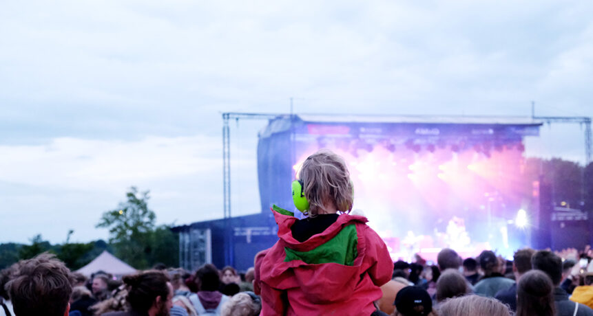 Normalerweise prägen Stadtglühen, Lothringair, September Special und Kurpark Classix den Sommer in Aachen. Doch wegen der Reit-WM sieht das Festivalprogramm 2026 anders aus als gewohnt. Welche Events bleiben, welche Neuerungen es gibt und wo sich ein Besuch mit der ganzen Familie lohnt erfahrt ihr wie immer bei uns.