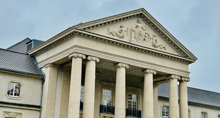 Zehn Jahre befand sich das imposante Neue Kurhaus im Dornröschenschlaf, nach einer eindrucksvollen Sanierung soll es am 14. Juni 2026 mit einem Tag der offenen Tür wiedereröffnet werden. Fast exakt 110 Jahre nach seiner ersten Inbetriebnahme! Wir durften im Mai vorbeischauen und uns einen Eindruck davon machen, was in Zukunft von dem Haus erwartet werden kann. 