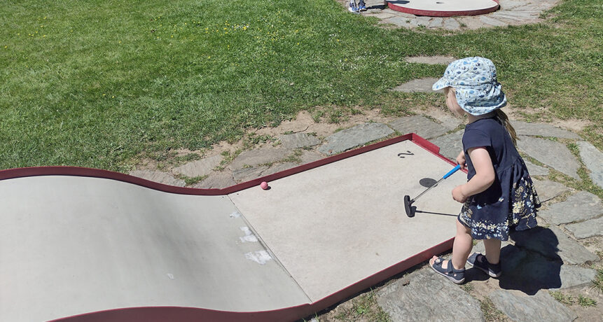 Familienausflug nach Gut Entenpfuhl: Minigolf und Essengehen im wieder eröffneten Restaurant