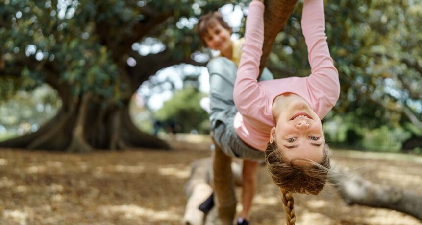 Der Kindergesundheitsatlas 2026 der AOK Rheinland/Hamburg zeigt Zusammenhänge zwischen dem Alltag von Familien und der Gesundheit ihrer Kinder. Für die repräsentative Studie wurden 5.000 Eltern im Rheinland und in Hamburg befragt.
