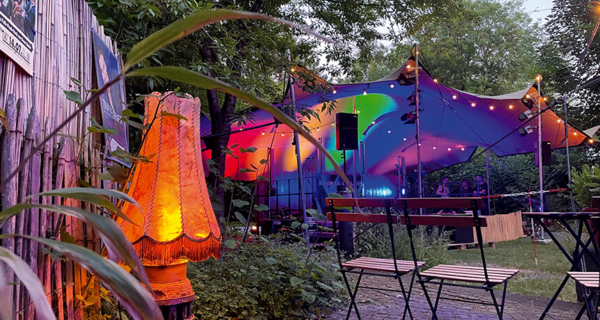 Wie kommt eine Band ins Programm? Wer kümmert sich um Ton und Licht? Und wie landen die Tickets bei Eventim? Im KOMM Kulturzentrum Düren können junge Menschen von 16 bis 23 Jahren ab November 2026 die Veranstaltungsbranche kennenlernen und eine eigene Veranstaltung auf die Beine stellen. Bis zum 1. November bewerben!