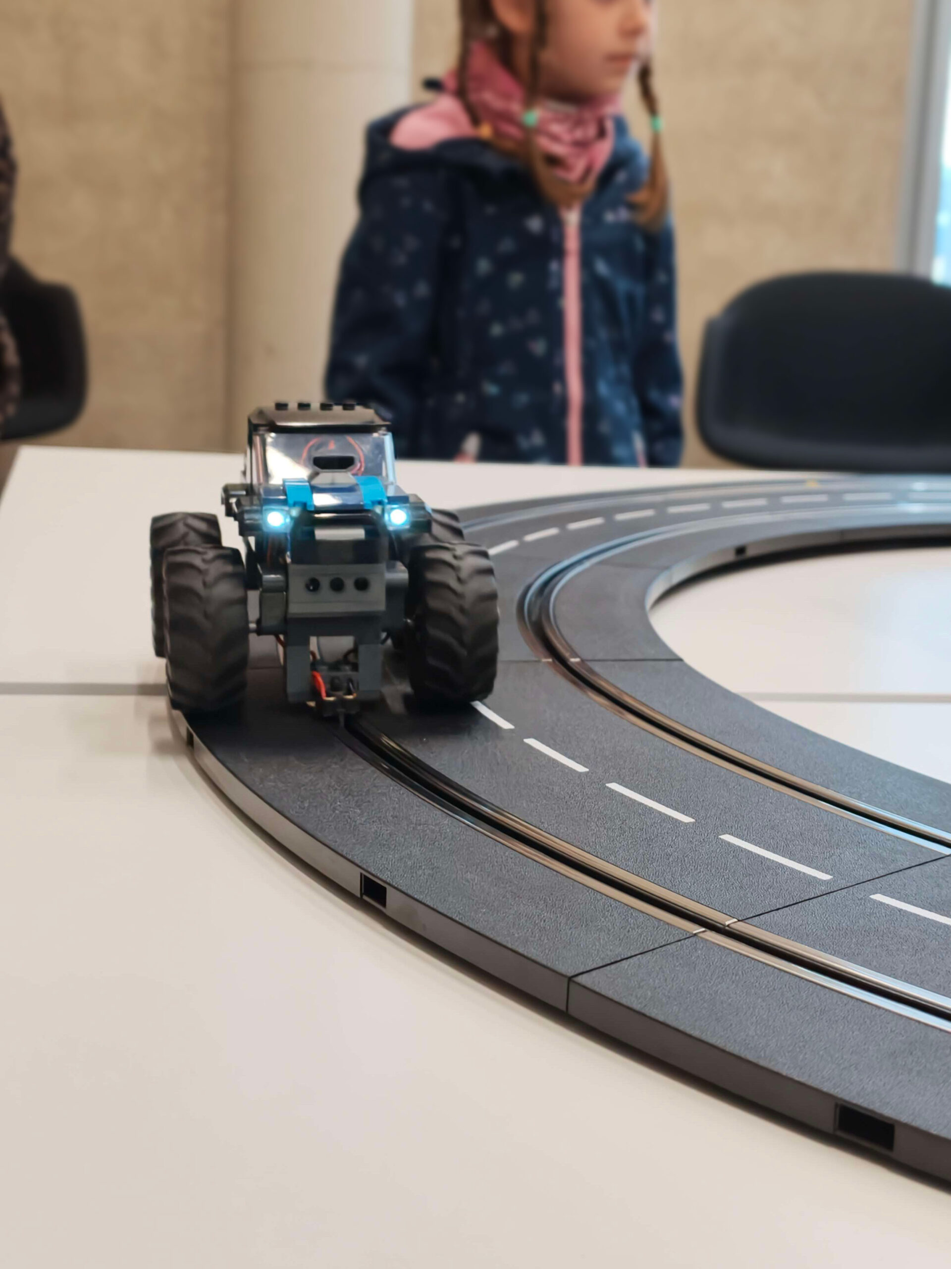 Monstertruck auf Rennstrecke