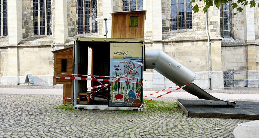 Ende September war uns aufgefallen: Der Spielcontainer in der Großkölnstraße in Aachen war abgesperrt. Eine Antwort auf die Frage, was da los ist, konnten wir vom Presseamt nicht sofort bekommen. Jetzt steht fest: Der mobile Spielplatz kann nicht in der Innenstadt bleiben und wird nach Haaren versetzt. Für die Innenstadt wird nach einer neuen Lösung gesucht.